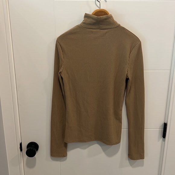 🇺🇸 Oak + Fort long sleeve peek-a-boo shoulder cut out top size medium - Picture 11 of 11